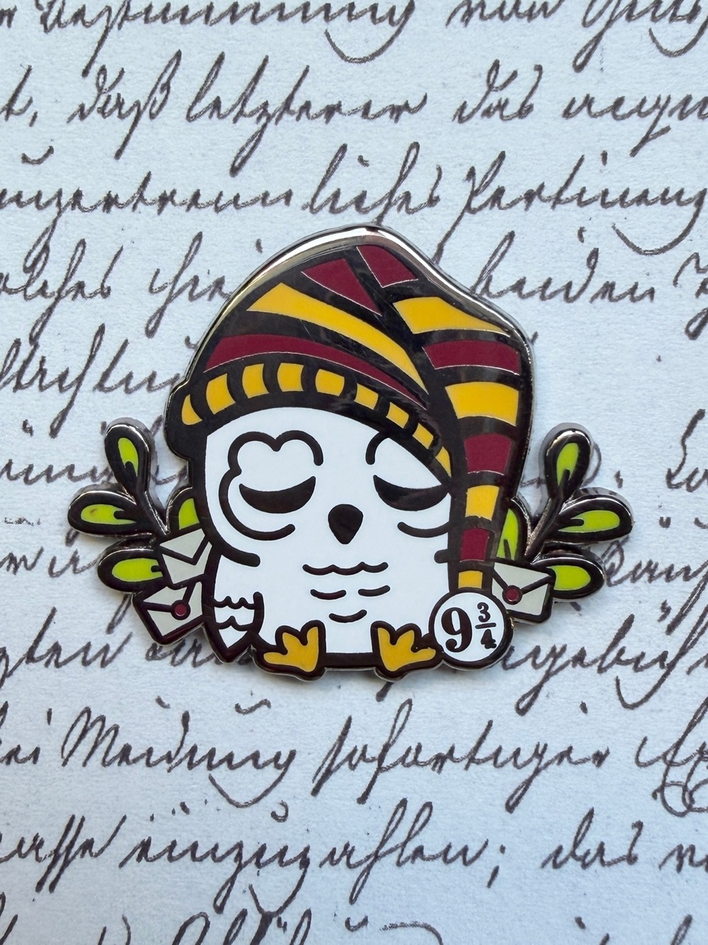 Harry Potter Hedwig the owl in Gryffindor colors hard enamel pin